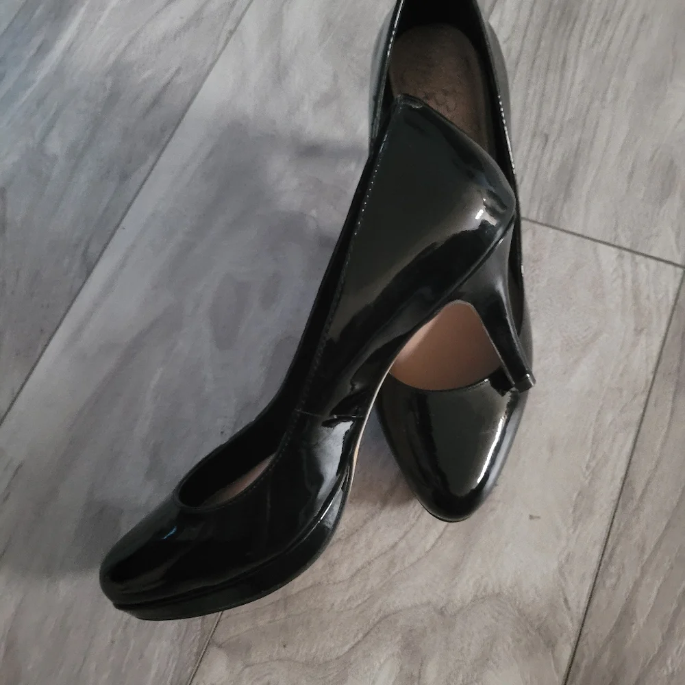 Vince Camuto Desti Patent Leather Pumps size 6.5M
